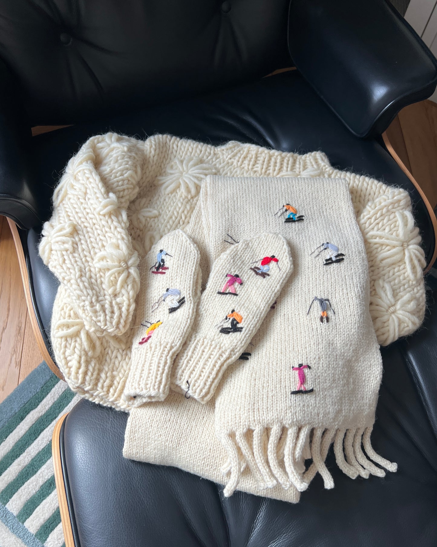 FLOWER SWEATER (納期：1月下旬〜2月上旬にまでに発送開始)